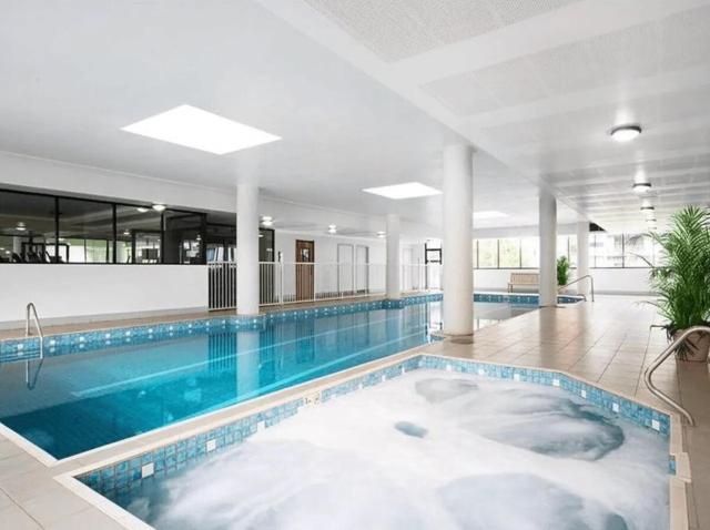 Modern 2BR Apt with Parking Walk to ICC & CBD & Darling Harbour & Chinatown