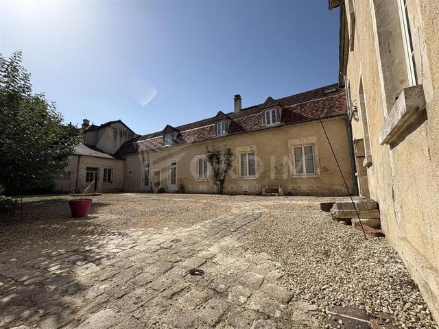 Logis Hostellerie des Clos et restaurant Bistrot des grands crus et Maison de la tour Chablis