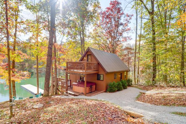 Hocking Hills Lake Gem w/ Hot Tub, Dock, 100 Acres