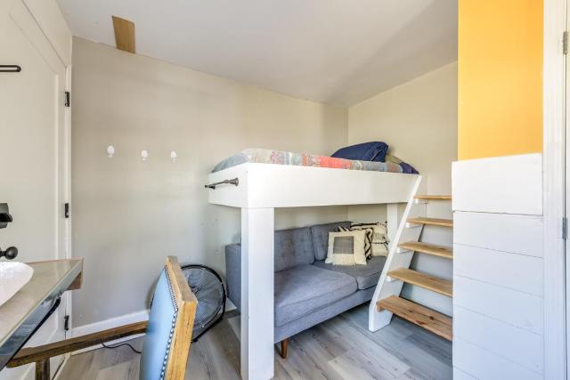 Adorable Solo-Traveler Retreat