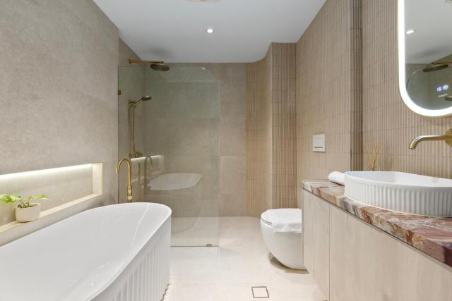 5BR Terrace House, Rooftop Spa & Amazing City View