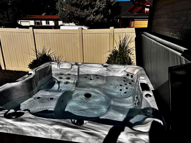 North End - Hyde Park - Hot Tub- Downtown - 3 BR