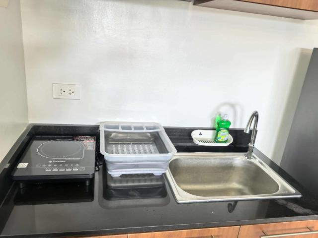 Stylish Condo Studio, Neflix, Pool, Balcony and near Airport