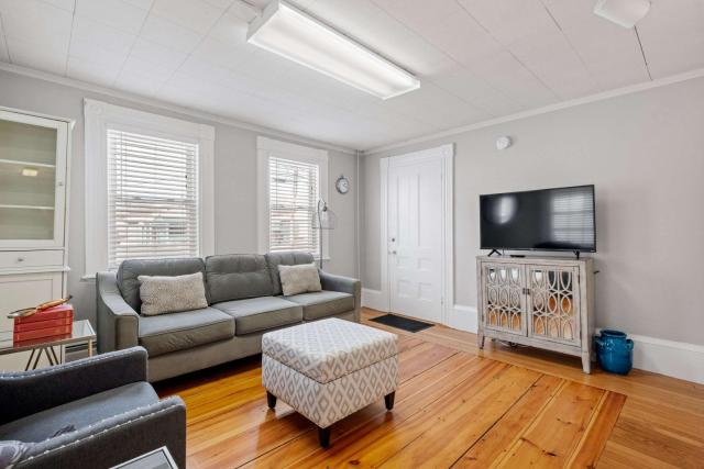 Exeter -1st Floor Large Furnished Two Bed One Bath