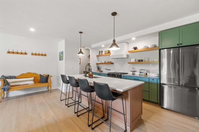 Le Petit Flat - 2 Bed 1 Bath One Level Apartment