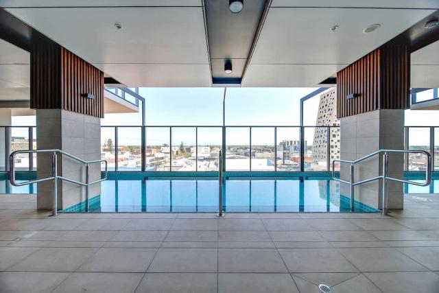 City View 2BR Apt with Pool Gym Steam & Sauna