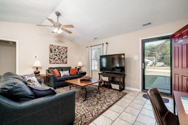 3BR Home with Smart TVs in Every Room, King Suite & Pool Table