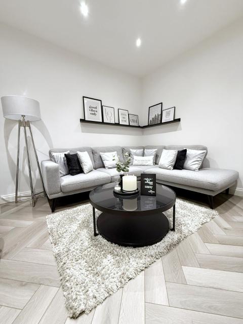 The Manchester Haven Sleeps 10 Near City Centre Breakfast hamper included