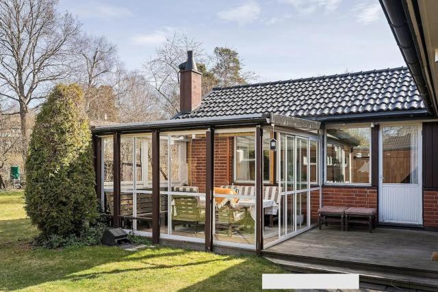 Charming Family Villa Near the City
