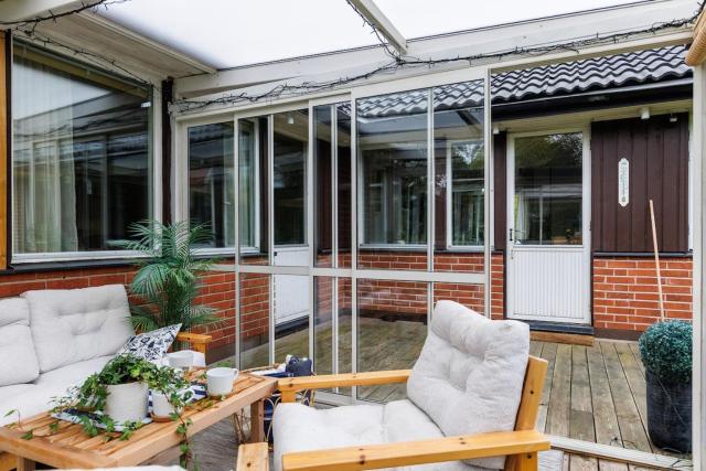Charming Family Villa Near the City