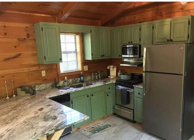 Tiny cozy cabin with hot tub, relax and unwind!