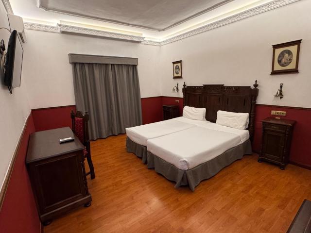 Hotel El Cisne - parking exterior gratuito
