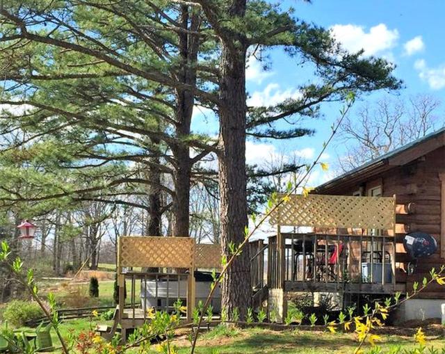 Romantic Cabin Rental for Two with a Private Hot Tub near St. Louis, Missouri