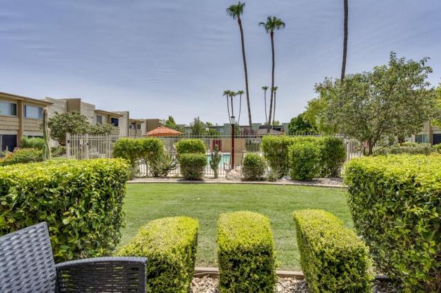 Beautiful Poolside Old Town Scottsdale Condo