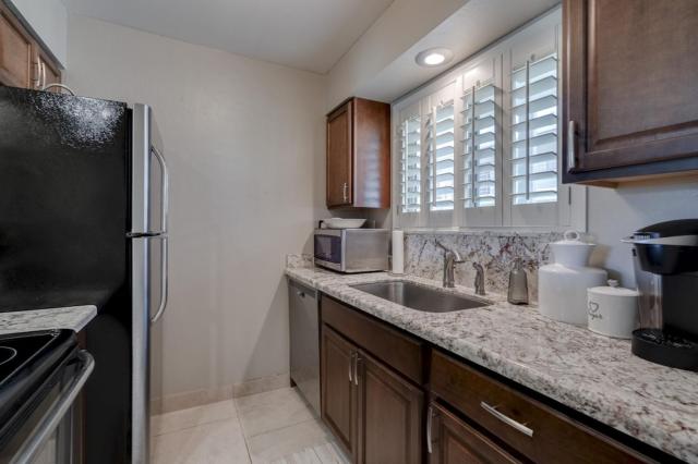 Beautiful Poolside Old Town Scottsdale Condo