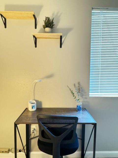 The Cozy Condo - Your Home Base near all amenities