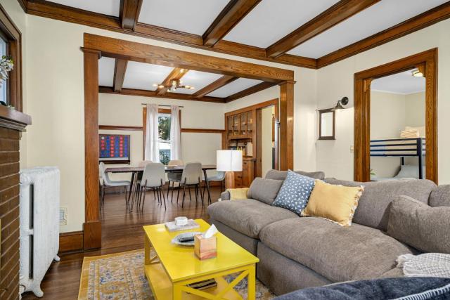 Bde Maka Stay - Classic 5 BR Heart of Uptown - Hennepin & Lyndale - Close to Lakes