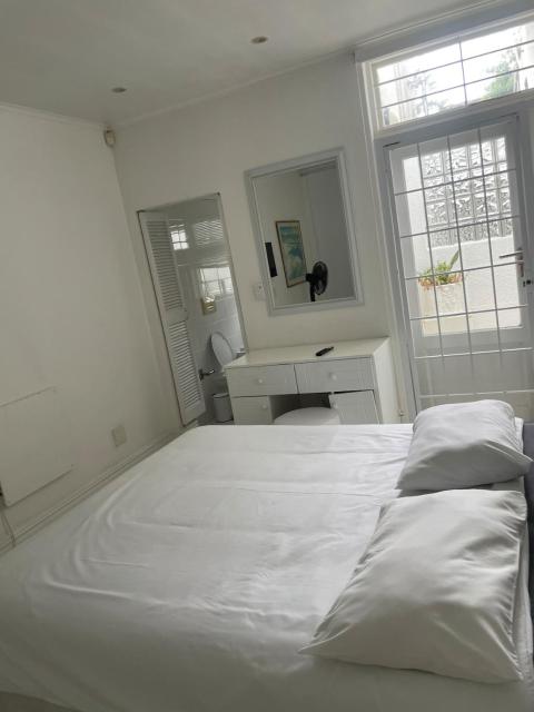 Sea Point 1-Bedroom Apartment- Walk to Beach & Promenade