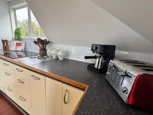 Belleview Cottage- Cute cottage with views of sea, city and snowpeeks
