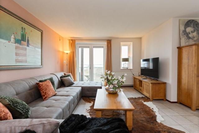 612S Luxury 2 bedroom apartment terrace, waterview