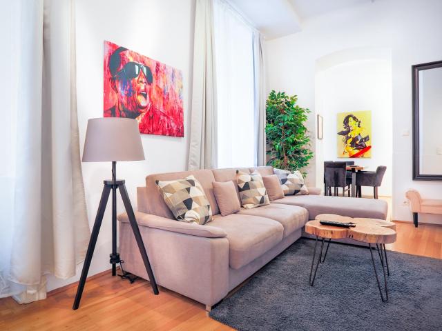 Super Central Two-Bedroom Apartment City Center - 1 min walk to St Stephens Cathedral