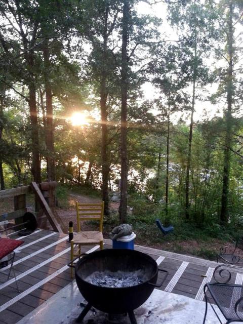 Eclectic Riverfront Log Cabin and Artist Retreat for Groups in Castle Hayne, North Carolina