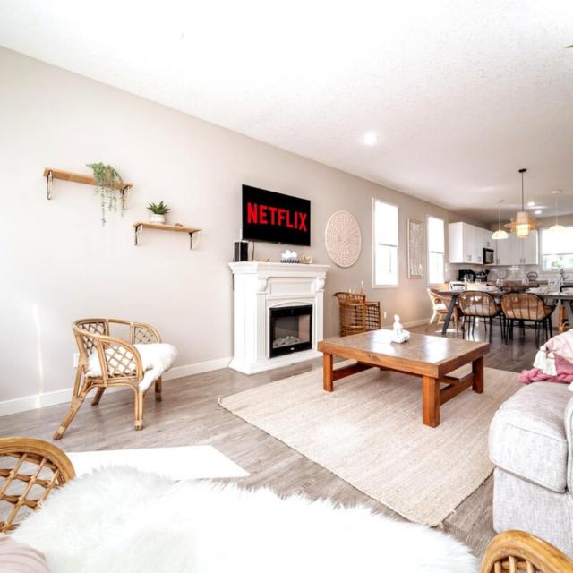 BoHo House-Sleeps 17-Garage-3 Kitchens-Fireplace