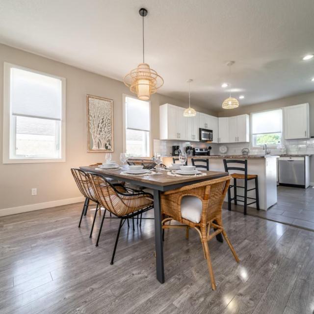 BoHo House-Sleeps 17-Garage-3 Kitchens-Fireplace