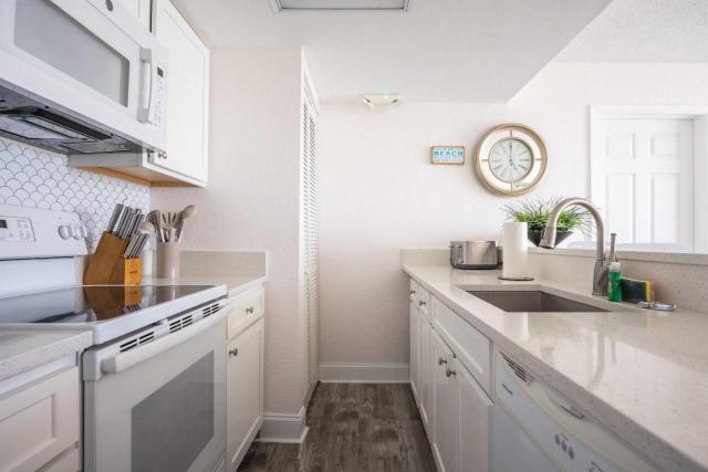 Tortuga Suite at Sunrise Suites Resort - Heated Pool, Hot Tub & Free Parking