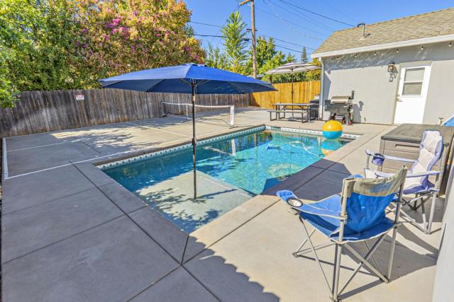 3BR 2BA Retreat with Pool 1 Mile to Downtown
