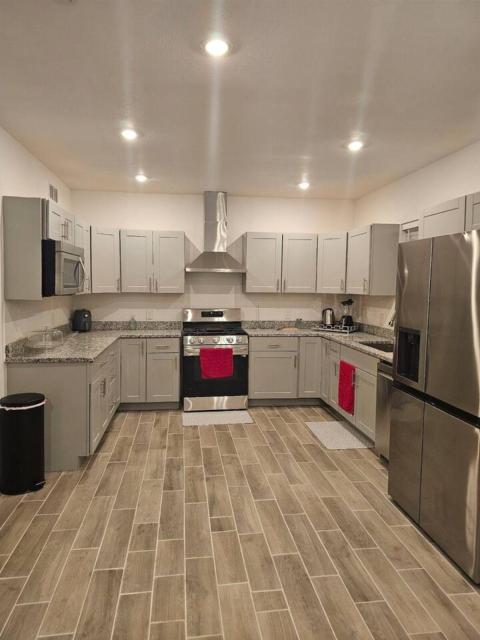 4 Large Bedrooms Spacious Private Yard
