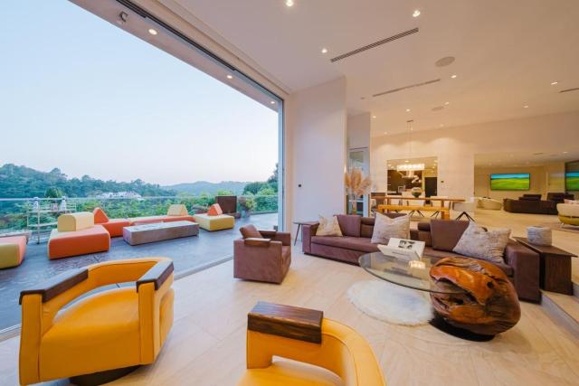 Beverly Hills Ultra Luxury Villa with Pool and Theatre