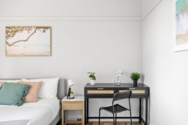 Cozy Queen Room - Close to Eateries & Shops - Shared Bathroom