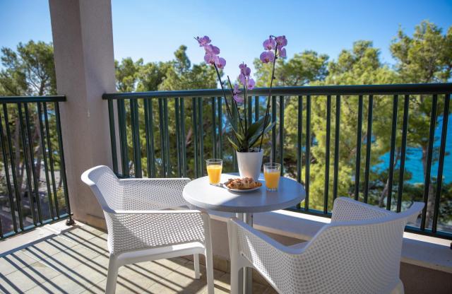 Apartments Lucija Makarska-first row to the sea