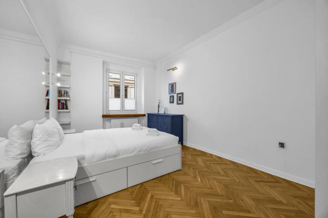 Warsaw Heartline Apartment by BookingHost