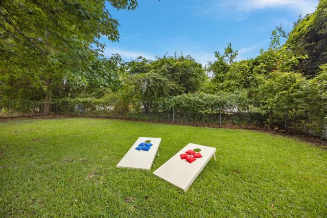 Pet-Friendly 3 BR Home with King Bed and Fenced Yard Near Downtown