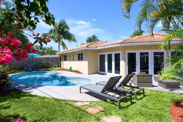 Stunning 4 Bedrooms House with Pool 6 minutes to the Ocean