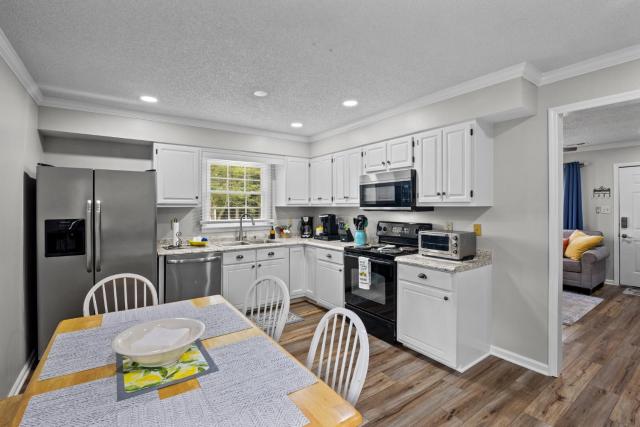 3BR Retreat with King Suite and Pet-Friendly with Fully Fenced Yard