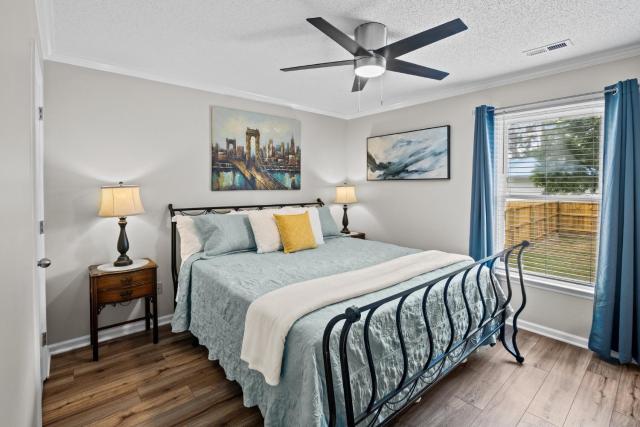 3BR Retreat with King Suite and Pet-Friendly with Fully Fenced Yard