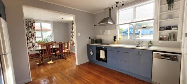 Central Blenheim Character House - Kitchen, Laundry, BBQ, Bikes