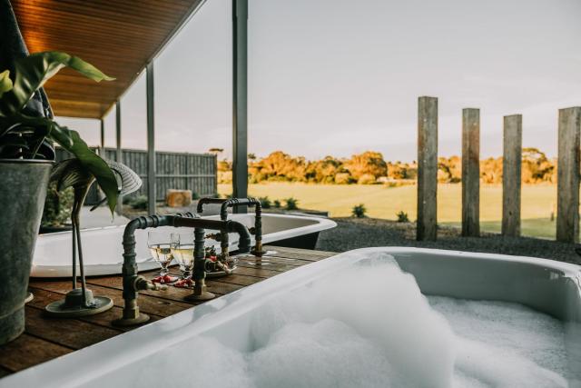 Stunning couples getaway - Outdoor cinema and fire