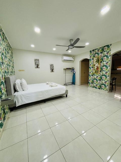Vibrant Studio Near the Beach