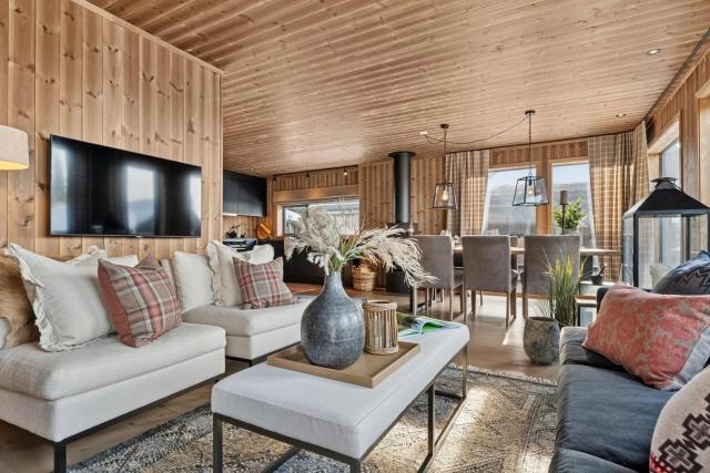 Large family cabin at Hafjell with ski in-ski out