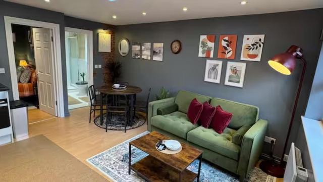 Watford High Street apartment with kitchen & sofa bed