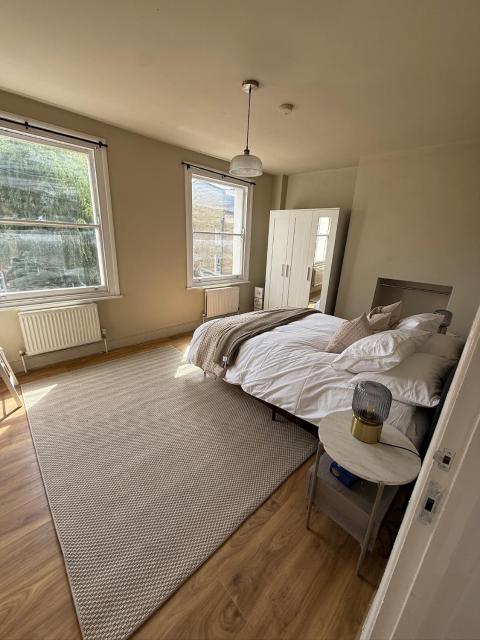 Stokey Skyline Retreat With Balcony