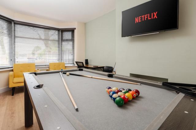 Spacious 3BR Home - Pool Table - Games - Sleeps 9