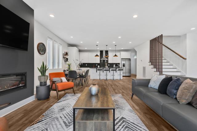 NEW Modern 4BR Extended Stay - Fully Equipped - Workspace - Parking