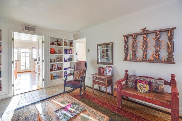 Walk to Santa Fe Plaza: Historic Eastside Retreat