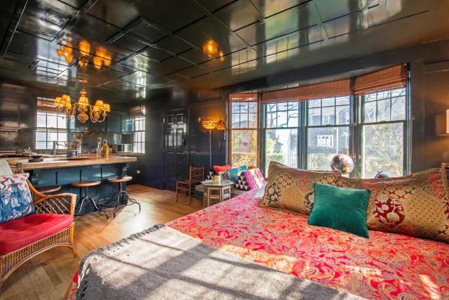 The Explorer's Retreat-West End Condo King Bed
