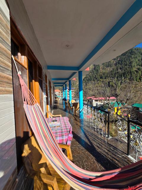 Shiva mountain guest house & Cafe
